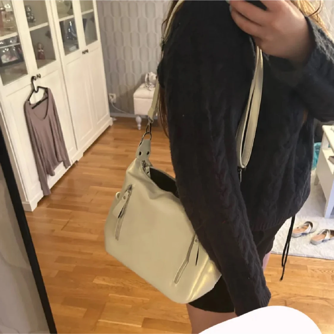 Vit axelväska med dragkedjor - 2