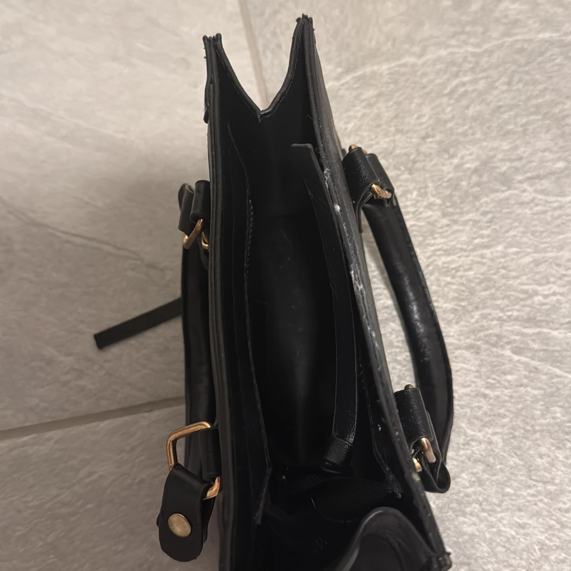 Svart handväska med gulddetaljer - 2