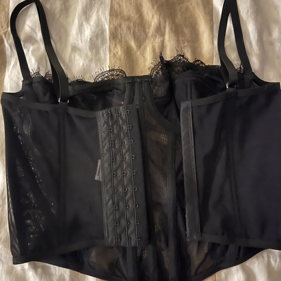 Svart spetskorsett med meshdetaljer - 2