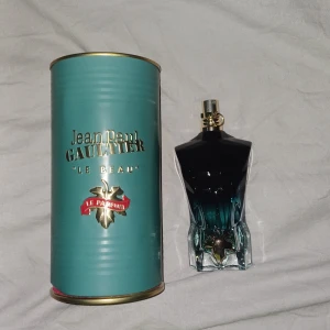 Jean Paul Gaultier Le Beau - Snygg och unik parfym med cool design från Jean Paul Gaultier. Le Beau Le Parfum kommer i en stilren förpackning som sticker ut i samlingen. Perfekt för dig som vill ha något annorlunda och trendigt.