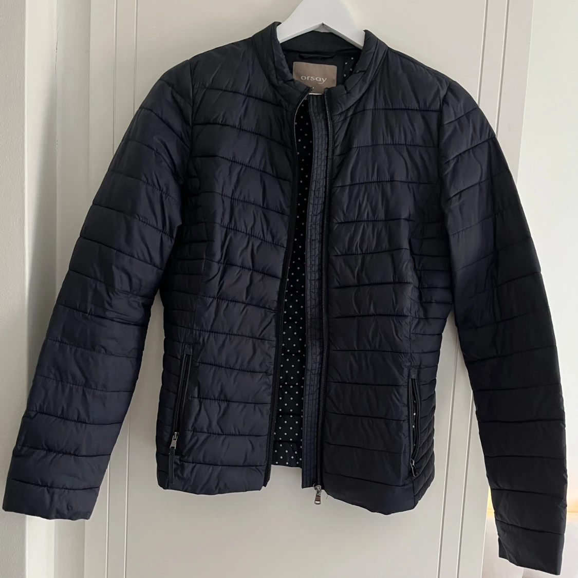 Mörkblå pufferjacka från Orsay