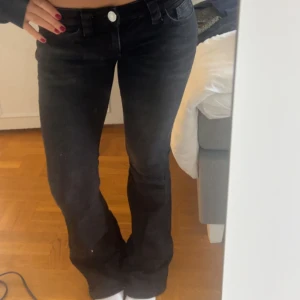 Svarta bootcut jeans från Gina Tricot - Super fina svarta bootcut jeans från gina tricots 14+ kollektion! Älskar men är tyvärr för långa och därav säljer jag💖Skriv vid intresse och för mer detaljer. (Helt oanvända)