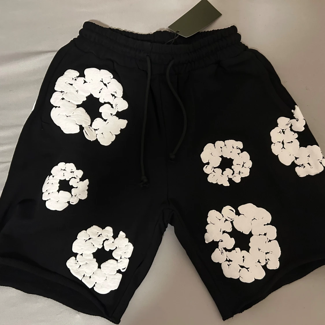 Svarta shorts med vita blommor