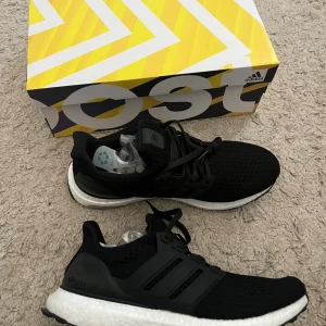 Svarta Adidas Ultraboost sneakers - Säljer helt nya ultra bosst aldrig använda box prislapp med mera ingår. Storlek 41. Bara att höra av er vid frågor och funderingar.