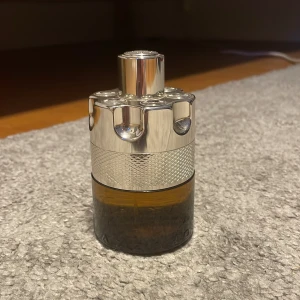 Azzaro wanted by night  - Azzaro wanted by night parfym som inte längre finns att köpa , en 100 ml parfym som är knapp använd med ca 85-90 ml kvar 