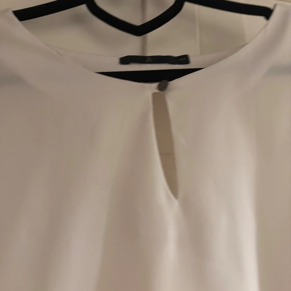 Vit blus med knappdetaljer - 1