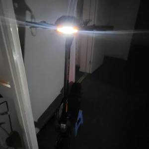 Kukirin G2 - Kukirin G2 elscooter med stark LED-belysning, digital display och robust konstruktion. Snygg svart design med orange detaljer. Ser ut att vara i gott skick utan synligt slitage. Perfekt för pendling och fritid, med flera körlägen och tydlig kontrollpanel. KuKirin G2 Electric Scooter, 45Km/h Max Speed, 55km Max Range, 15Ah Battery