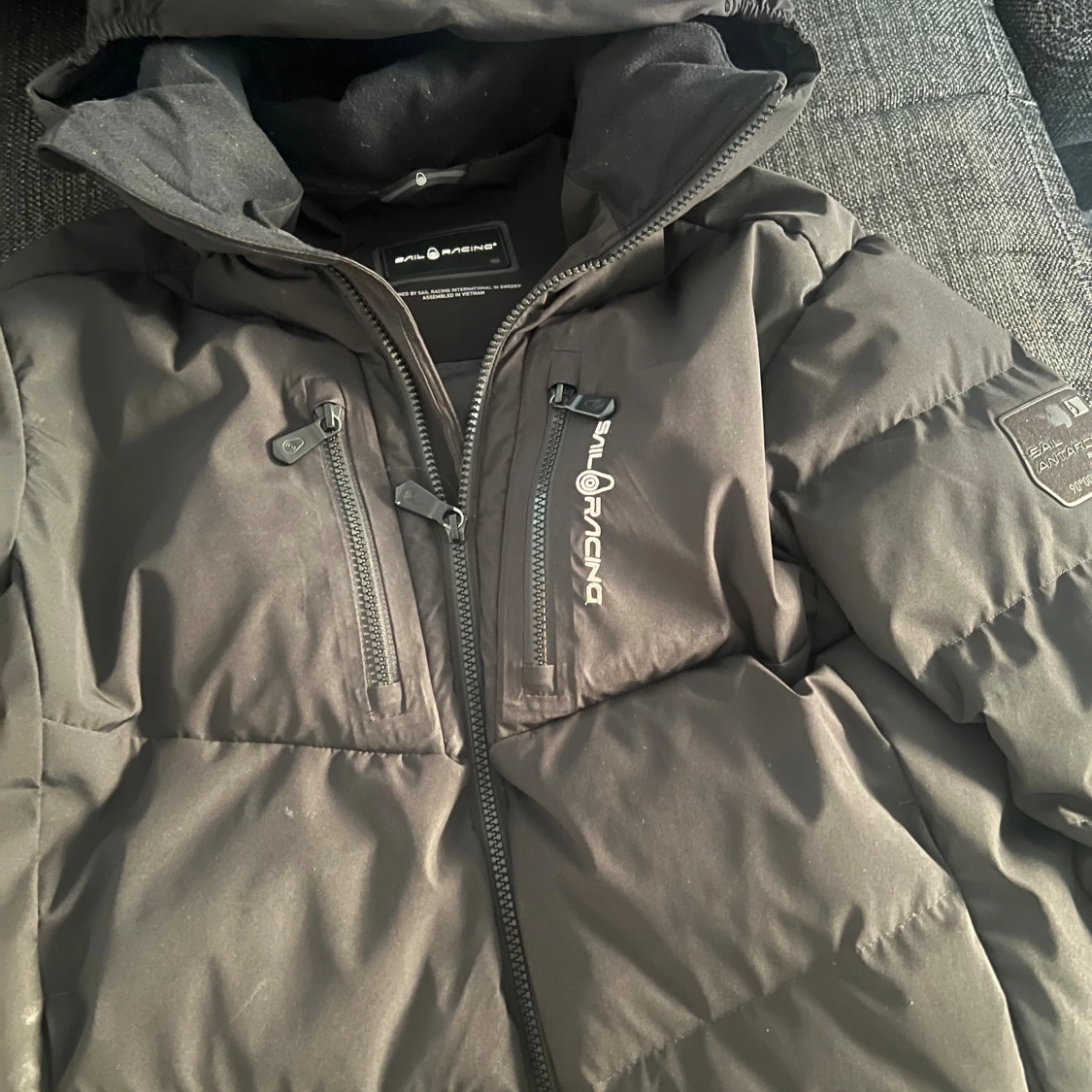 Svart Sail Racing dunjacka med huva - 1