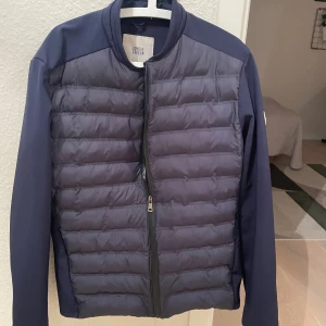 Moncler höstjacka  - Moncler jacka som både tål lite vatten och vind. Grym att ha i höst. Storlek XL men passar mig som brukar ha M/L. Hör av dig vid minsta fråga!! 