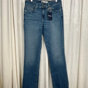 Levi's 505 Straight Leg jeans blå - Mått: innerbensmått 77  cm Ytterbensmått 101  cm  Midjemått (mätt rakt över) 37 Cm Lårmått   21 cm   Grenmått  23cm                                                               Bra skick. Hör gärna av er vid frågor!                    Följ oss : Instagram a_wearuf                                                         TikTok : awearuf                                                                   (Nr 15 ) 