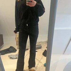 Svarta bootcut jeans från Gina Tricot - Snygga svarta jeans från Gina Tricot i storlek 152. Modellen har bootcut-ben och klassisk femficksdesign med silverfärgade knappar. Jeansen är tillverkade i ett stretchigt bomullsmaterial och har en normal passform med hög midja.