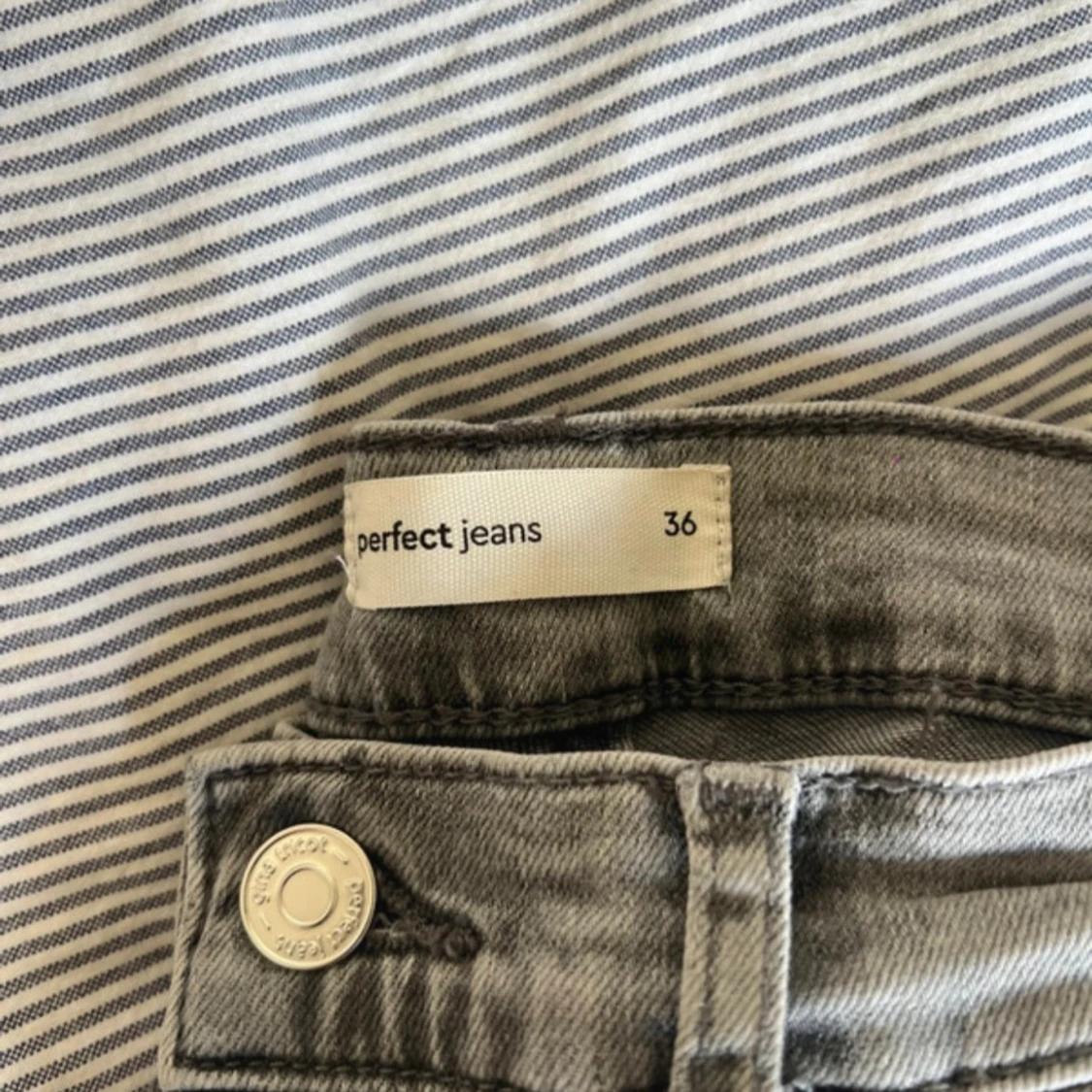 Gråa Perfect Jeans i rak modell - 2