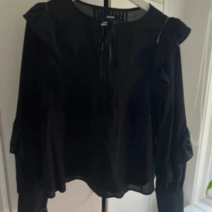 Svart blus från Bikbok  - Svart blus från Bikbok. Jättebra skick! Storlek M. 