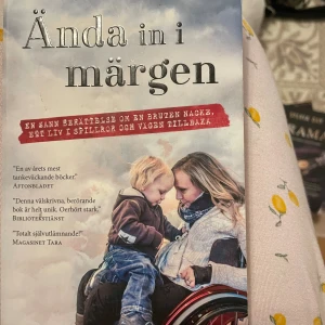 Ända in i märgen-pocket bok - En gripande och självutlämnande berättelse om att överleva en livsomvälvande olycka, att hitta hopp och styrka när allt känns omöjligt. Perfekt för dig som gillar starka, verkliga historier om motgångar och oväntad lycka.