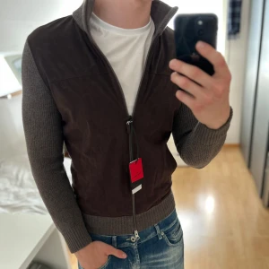 Gran Sasso Mockacardigan - Mycket fint skick, inga defekter. Storlek 48 men sitter som XS, passar dig som är mellan 168-178cm. Nypris ca 5000kr. Modellen är 185 cm, 79 kg. Tags medföljer tyvärr inte. Passar bra nu till sen sommar/höst. Skriv för mer information!🤝