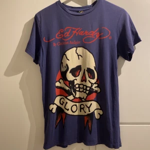 Ed Hardy T-shirt - Super snygg mörkblå sällsynt Ed Hardy T-shirt!