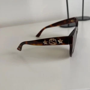 Bruna Gucci solglasögon med stjärndetaljer - Finns ingen som helst skrapa, skråma eller annan deffekt. De är helt som nya. Kvitto finns!