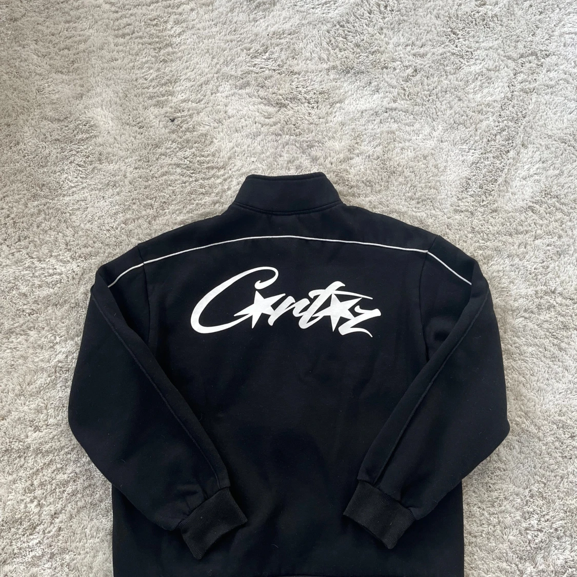 Svart ziptröja Corteiz med vit logga