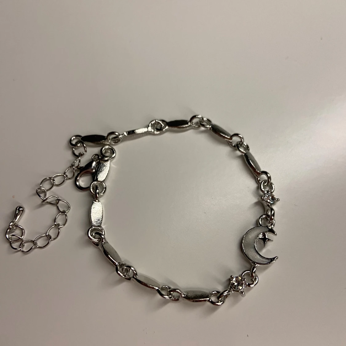 Silverfärgat armband med måne och stjärnor - 2