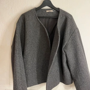 Grå jacka från Gina - Snygg jacka som passar till allt. Storlek XL, men passar mig som vanligtvis har S, vilket ger en mer oversized känsla. Öppen för prisförslag.