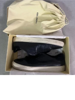 Arigato Clean 90 skor - Säljer dessa Arigato Clean 90 då jag inte andvänder dem. Säljer billigt då vill mig av med dom snabbt. Lite små defekter men inte direkt märkbart, säljs utan snören. Box och dustbag tillkommer🤝🤩