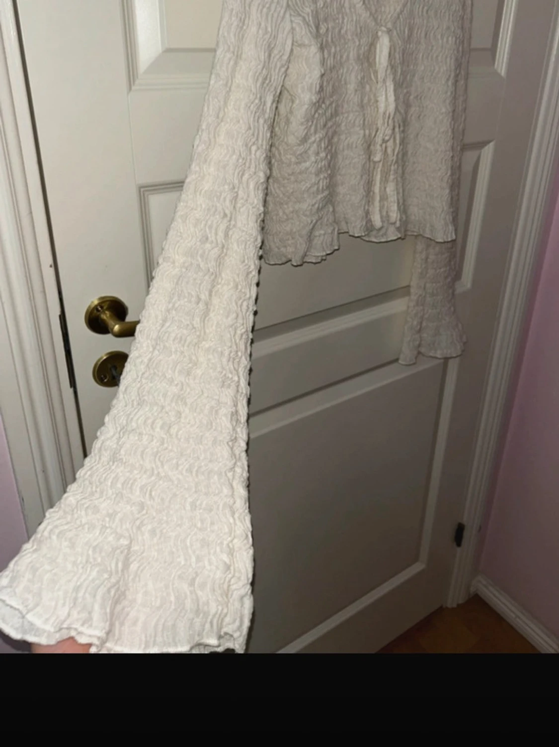 Vit blus med volanger  - 1