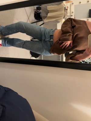 Bik bok blå jeans low waist - Använda, säljer pågrund av att de har blivit lite för stora för mig. Lite upptrampade annars inga defekter 💓 Storlek: W-27 L-32