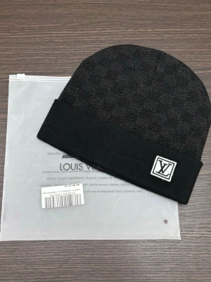 Svart ruttig mössa - Snygg svart mössa i klassisk modell som passar till allt. Bekväm passform och perfekt för både vardag och kallare dagar. Enkel att matcha med olika outfits. Först till kvarn, tar emot bud. Köpt är köpt.