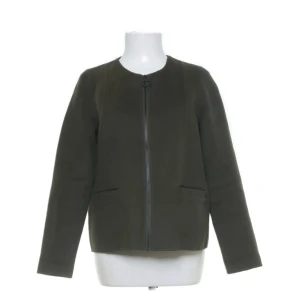 Mörkgrön jacka från Selected Femme - Säljer en stilren mörkgrön jacka från Selected Femme i storlek 34. 