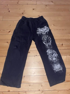 Youngla mjukisbyxor  - Youngla mjukisbyxor storlek L, färg: charcoal wash, har anvöbts fåtal gånger. Skickas eller möts upp i Karlstad 