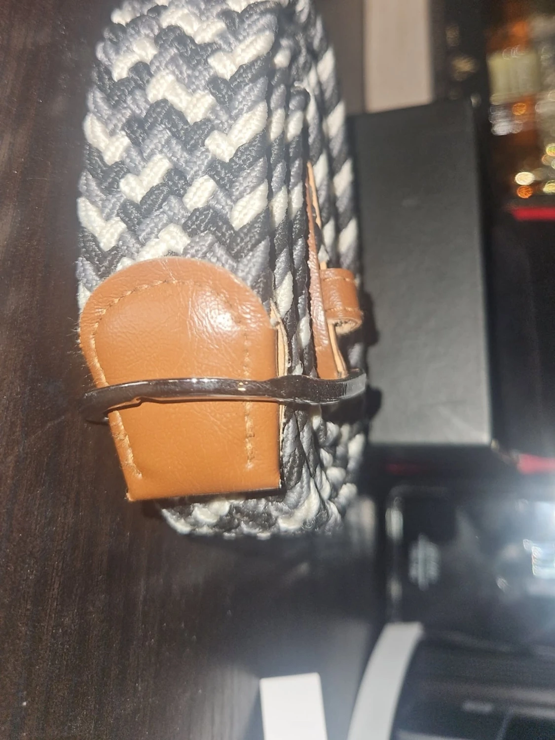 Randig flätad bälte med läderdetaljer - 1