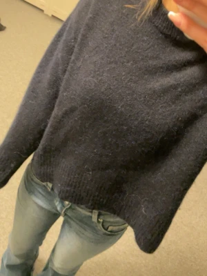 Mörkblå stickad tröja Gina Tricot - Mörkblå stickad tröja från Gina Tricot i storlek 146/152. Är stor för sin storlek då den passar mig som är 164. Tröjan är ribbad i ärmslut och längst ner på tröjan. Använt några gånger, bra skick.