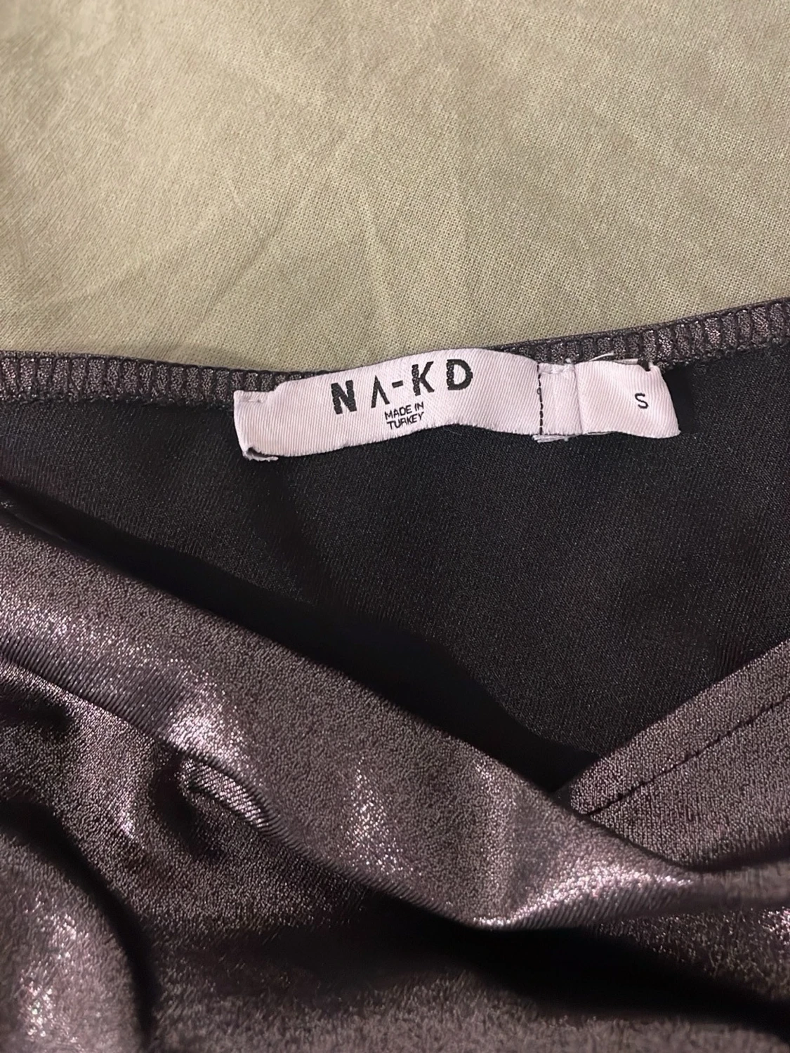 Glittrig one shoulder topp från NA-KD - 2