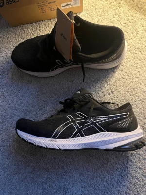 Asics gel kinjo  -  Tjena. Säljer nu Mina ASICS i storlek 44. Säljes då de inte kommer till användning längre. Väldigt fint skick. Ser fortfarande ut som nya. Jag tvättade dem innan jag valde att annonser ut dem så de ser nästan helt nya ut. Väldigt fina skor som är enkelt att göra en outfit med. Givetvis original köpte dom från Intersport i Göteborg för 4 månader sen. Vid intresse hör gärna av er. MVH
