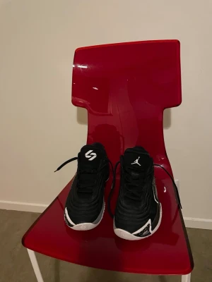 Basketskor: Luka 3 - Säljer ett par svarta Luka 3 !!!Utan Box!!!        Dom är nästan nya och har använts 5 gånger sedan köp.