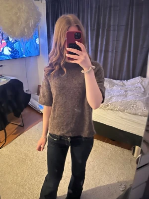 Brun stickad tröja med kort ärm - Brun stickad tröja från Ginatricot med korta ärmar. Enkel design som är lätt att matcha. Säljer för att den inte kommer till användning längre💕