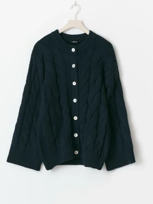 Söker stickad kofta Gina Tricot🌸 - Söker denna slutsålda stickade kofta från Gina Tricot, ”chunky knitted cable cardigan”. Helst den marinblåa men även rosa och vit skulle uppskattas. Storlek M föredras men skriv gärna vid storlek L också😊 