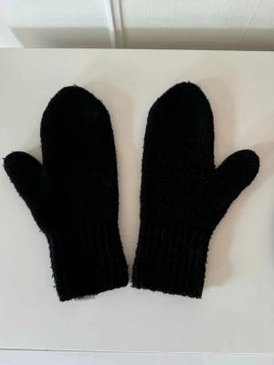 Acne studios vantar - Acne studios vantar i ull. Storlek xs/s. Fint skick. Nypris 1600 kr.