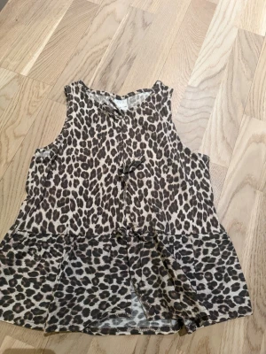 Leopardmönstrad ärmlös topp från Zara - Säljer en ärmlös topp från Zara i leopardmönster 