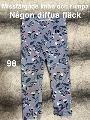 Blommiga leggings i blått och rosa - Supersöta leggings med blommigt mönster i blått, vitt och rosa. Byxorna har en mjuk resår i midjan och är perfekta för lek och vardag. 🌸 Missfärgade knän och rumpa. Någon diffus fläckar. Storlek 98 
