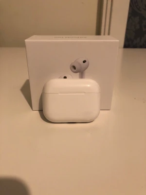 AirPods Pro - Säljer ett par Apple AirPods Pro i mycket fint skick, komplett med originalförpackning. Trådlösa hörlurar med aktiv brusreducering och laddningsetui. Perfekt för musik, samtal och träning. Inga synliga repor eller skador, fungerar utmärkt.
