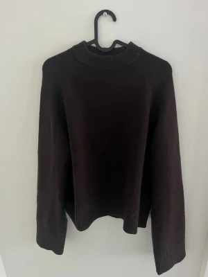 Stickad tröja - Mörkbrun stickad tröja. Aldrig använt🤎