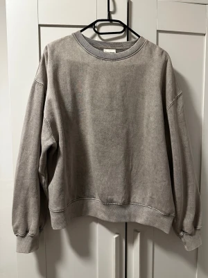 Sweatshirt från Pull&Bear - Grå sweatshirt från Pull&Bear i mycket bra skick. Storlek S. Sitter lite baggy/oversize. 