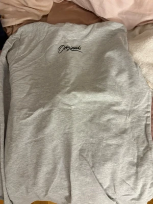 Hoodie från jack&jones  - Den är i ett tunnare material. Perfekt för lite kyligare sommardagar