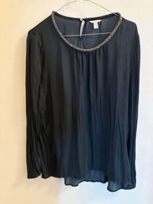 Blis med strass - Blus med strass-detalj runt halsen