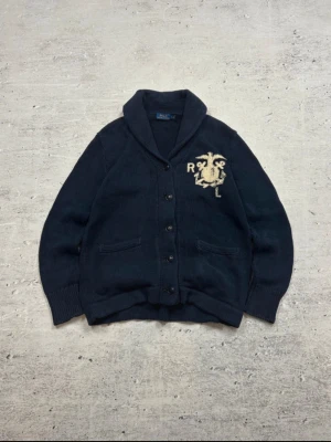 Ralph Lauren cardigan - Riktigt snygg ralph lauren cardigan i navy  👕 100% äkta – second hand 🐎 Broderad Polo Pony-logga ✨ Klassisk och tidlös stil  📏 Storlek: S ⭐ Skick: Mycket bra begagnat  🚚 Skickas samma eller nästa dag  Hör gärna av dig om du har fler frågor gällande plagget✅  