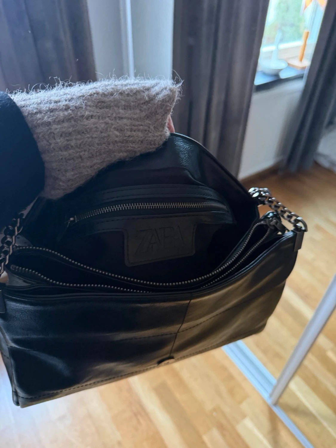 Svart väska med axelband från Zara - 2