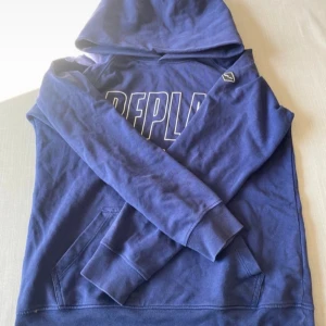 Replay hoodie - En snygg blå replay hoodie som matchar bra till olika feta byxor och skor, en chill look. Passar 160-170