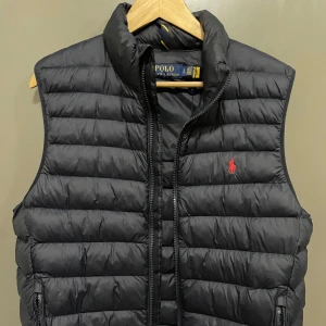 Polo Ralph Lauren väst - Säljer min oanvända polo väst som är äkta och perfekt skick, säljer eftersom den inte kommer till användning längre. Fantastisk skick och jätte bra kvalité. Om ni har frågor är det bara att fråga och pris kan diskuteras 