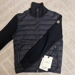 Moncler Mörkblå Cardigan - 9/10 skick med tags, väldigt eftertraktad model. Inga skambud tack, hör gärna av er om ni har någon fråga eller fundering. 